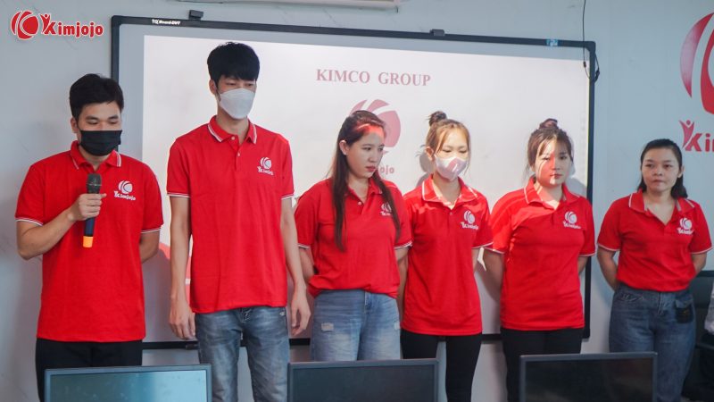 Các học viên A68 đang phát biểu cảm nghĩ khi tham gia khóa đào tạo việc làm tại Kimjojo